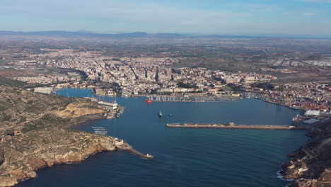 Luftaufnahme-Des-Hafens-Von-Cartagena,-Sonniger-Tag,-Spanien,-Großer-Marinestützpunkt-Murcia